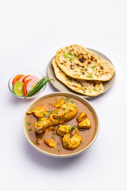 Kırmızı Köri ya da Murgh Masala ya da öne çıkan bacak parçalı Korma tavuğu.