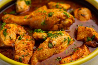 Kırmızı Köri ya da Murgh Masala ya da öne çıkan bacak parçalı Korma tavuğu.