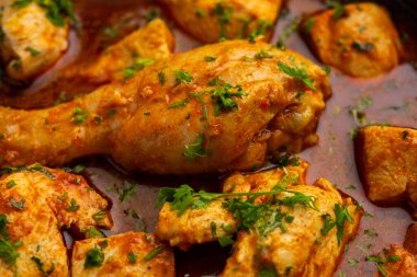 Kırmızı Köri ya da Murgh Masala ya da öne çıkan bacak parçalı Korma tavuğu.