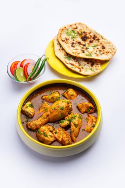 Kırmızı Köri ya da Murgh Masala ya da öne çıkan bacak parçalı Korma tavuğu.