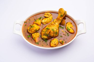 Kırmızı Köri ya da Murgh Masala ya da öne çıkan bacak parçalı Korma tavuğu.