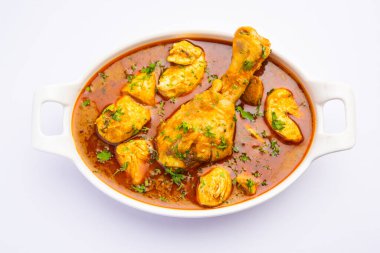 Kırmızı Köri ya da Murgh Masala ya da öne çıkan bacak parçalı Korma tavuğu.