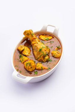 Kırmızı Köri ya da Murgh Masala ya da öne çıkan bacak parçalı Korma tavuğu.