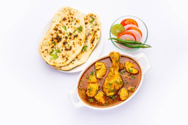 Kırmızı Köri ya da Murgh Masala ya da öne çıkan bacak parçalı Korma tavuğu.