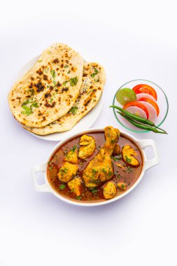 Kırmızı Köri ya da Murgh Masala ya da öne çıkan bacak parçalı Korma tavuğu.