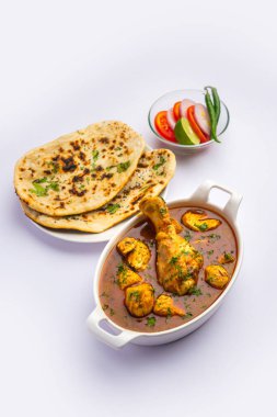 Kırmızı Köri ya da Murgh Masala ya da öne çıkan bacak parçalı Korma tavuğu.