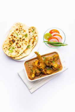 Hint usulü koyun eti ya da Gosht Masala ya da Hint usulü kuzu eti Rogan Josh, Naan ile servis edilir.