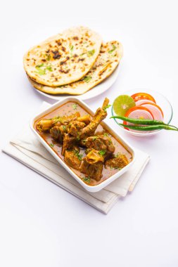 Hint usulü koyun eti ya da Gosht Masala ya da Hint usulü kuzu eti Rogan Josh, Naan ile servis edilir.