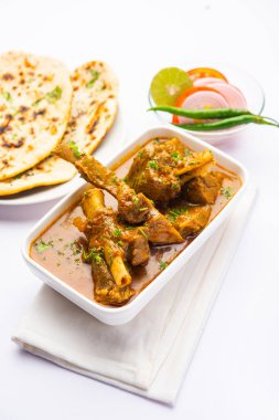 Hint usulü koyun eti ya da Gosht Masala ya da Hint usulü kuzu eti Rogan Josh, Naan ile servis edilir.