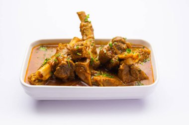 Hint usulü koyun eti ya da Gosht Masala ya da Hint usulü kuzu eti Rogan Josh, Naan ile servis edilir.