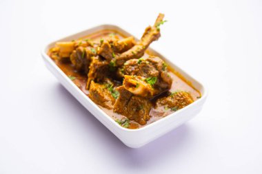 Hint usulü koyun eti ya da Gosht Masala ya da Hint usulü kuzu eti Rogan Josh, Naan ile servis edilir.
