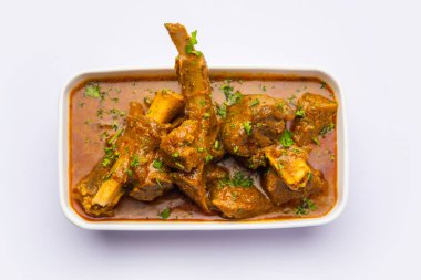 Hint usulü koyun eti ya da Gosht Masala ya da Hint usulü kuzu eti Rogan Josh, Naan ile servis edilir.