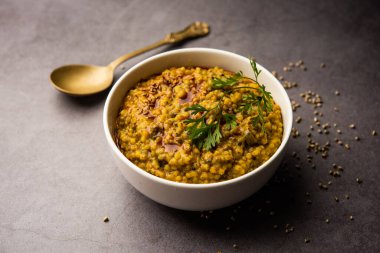 Millet Khichdi ya da bajra khichadi sağlıklı ve protein zengini glütensiz Hint yemeğidir.