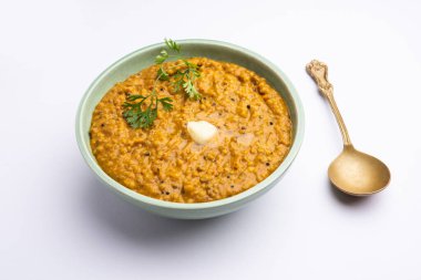 Millet Khichdi ya da bajra khichadi sağlıklı ve protein zengini glütensiz Hint yemeğidir.