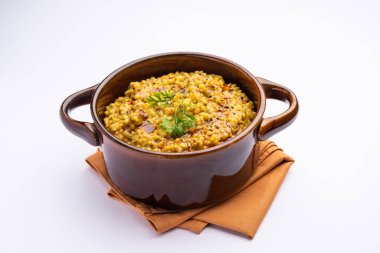 Millet Khichdi ya da bajra khichadi sağlıklı ve protein zengini glütensiz Hint yemeğidir.