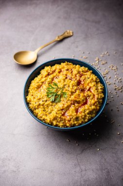 Millet Khichdi ya da bajra khichadi sağlıklı ve protein zengini glütensiz Hint yemeğidir.