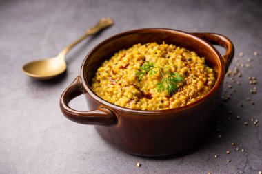Millet Khichdi ya da bajra khichadi sağlıklı ve protein zengini glütensiz Hint yemeğidir.