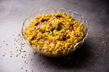 Millet Khichdi ya da bajra khichadi sağlıklı ve protein zengini glütensiz Hint yemeğidir.