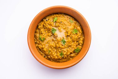 Millet Khichdi ya da bajra khichadi sağlıklı ve protein zengini glütensiz Hint yemeğidir.