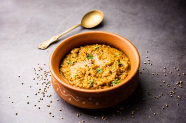 Millet Khichdi ya da bajra khichadi sağlıklı ve protein zengini glütensiz Hint yemeğidir.