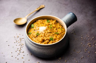 Millet Khichdi ya da bajra khichadi sağlıklı ve protein zengini glütensiz Hint yemeğidir.