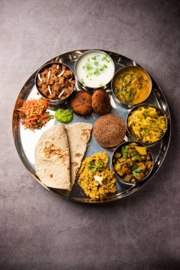 Millet Food thali veya tepsi eski bir Hint vejetaryen yeme biçimidir.