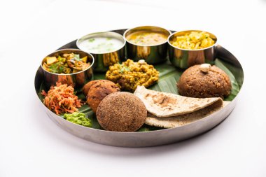 Millet Food thali veya tepsi eski bir Hint vejetaryen yeme biçimidir.