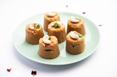 Atta Pinni geleneksel bir Punjab kış lezzetidir. Buğday unu, ghee, kuru meyve ile yapılır.