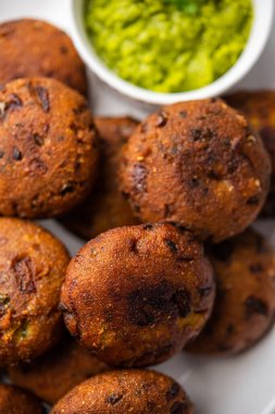 Millet Vada ya da pirzola, Urad dal ve Mills 'in birleşiminden oluşan bir Vada çeşididir.