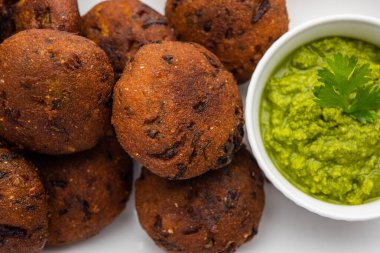 Millet Vada ya da pirzola, Urad dal ve Mills 'in birleşiminden oluşan bir Vada çeşididir.