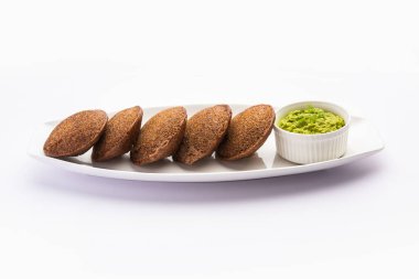 Tilki kuyruklu Millet Idli Recipe, tilki kuyruğu değirmenleri ve urad dal dallarından yapılan idli 'nin daha sağlıklı bir versiyonu.