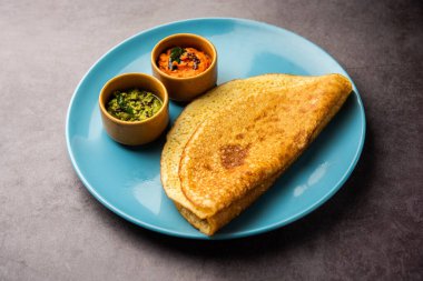 Tuzlu yulaf ezmesi ya da Semolina krepleri sağlıklı bir Güney Hindistan kahvaltısı yapar.