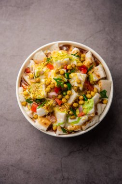 Idli Chaat arta kalan idlis 'i kullanarak yapılan lezzetli bir Hint tarifi.