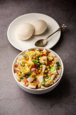 Idli Chaat arta kalan idlis 'i kullanarak yapılan lezzetli bir Hint tarifi.
