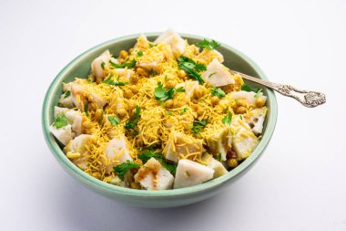 Idli Chaat arta kalan idlis 'i kullanarak yapılan lezzetli bir Hint tarifi.