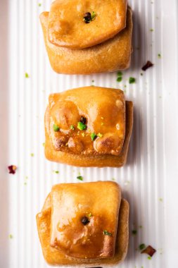 Lavang Latika: geleneksel Hint tatlısı. Hilal şeklinde, bol yağda kızartılmış, şeker şurubuna batırılmış. Festivallerde servis edildi.