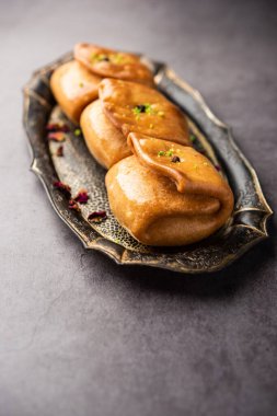 Lavang Latika: geleneksel Hint tatlısı. Hilal şeklinde, bol yağda kızartılmış, şeker şurubuna batırılmış. Festivallerde servis edildi.