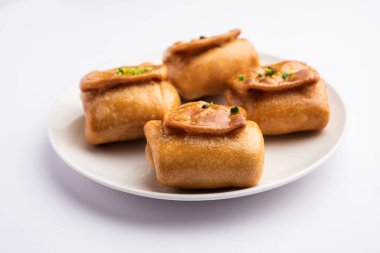 Lavang Latika: geleneksel Hint tatlısı. Hilal şeklinde, bol yağda kızartılmış, şeker şurubuna batırılmış. Festivallerde servis edildi.