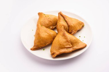 Hint tatlısı, hindistan cevizi, fındık ve meyvelerle dolu şeker şurubuna batırılmış kızarmış bir hamur işidir.