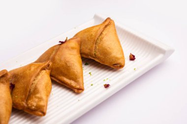 Hint tatlısı, hindistan cevizi, fındık ve meyvelerle dolu şeker şurubuna batırılmış kızarmış bir hamur işidir.