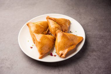 Hint tatlısı, hindistan cevizi, fındık ve meyvelerle dolu şeker şurubuna batırılmış kızarmış bir hamur işidir.