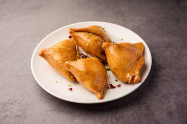 Hint tatlısı, hindistan cevizi, fındık ve meyvelerle dolu şeker şurubuna batırılmış kızarmış bir hamur işidir.