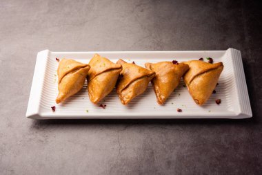 Hint tatlısı, hindistan cevizi, fındık ve meyvelerle dolu şeker şurubuna batırılmış kızarmış bir hamur işidir.