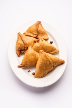 Hint tatlısı, hindistan cevizi, fındık ve meyvelerle dolu şeker şurubuna batırılmış kızarmış bir hamur işidir.