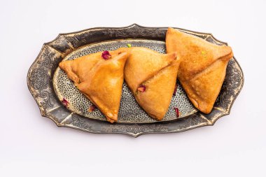 Hint tatlısı, hindistan cevizi, fındık ve meyvelerle dolu şeker şurubuna batırılmış kızarmış bir hamur işidir.