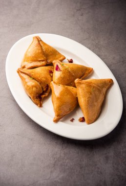 Hint tatlısı, hindistan cevizi, fındık ve meyvelerle dolu şeker şurubuna batırılmış kızarmış bir hamur işidir.