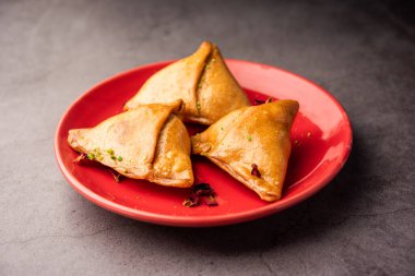 Hint tatlısı, hindistan cevizi, fındık ve meyvelerle dolu şeker şurubuna batırılmış kızarmış bir hamur işidir.