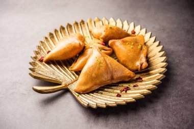 Hint tatlısı, hindistan cevizi, fındık ve meyvelerle dolu şeker şurubuna batırılmış kızarmış bir hamur işidir.