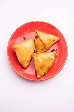 Hint tatlısı, hindistan cevizi, fındık ve meyvelerle dolu şeker şurubuna batırılmış kızarmış bir hamur işidir.