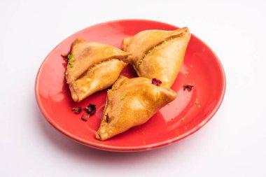 Hint tatlısı, hindistan cevizi, fındık ve meyvelerle dolu şeker şurubuna batırılmış kızarmış bir hamur işidir.